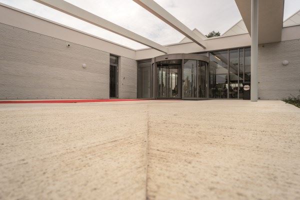 Szczotkowane wykończenie prefabrykowanych elementów betonowych  - zdjęcie: Dorpshuis_Heerde_05.jpg