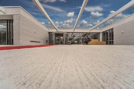 Szczotkowane wykończenie prefabrykowanych elementów betonowych  - zdjęcie: Dorpshuis_Heerde_01.jpg