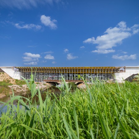 Budowa mostu nad rzeką Iłżanką