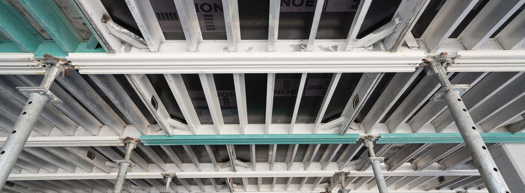 Strop pod kontrolą - systemowe deskowanie NOE