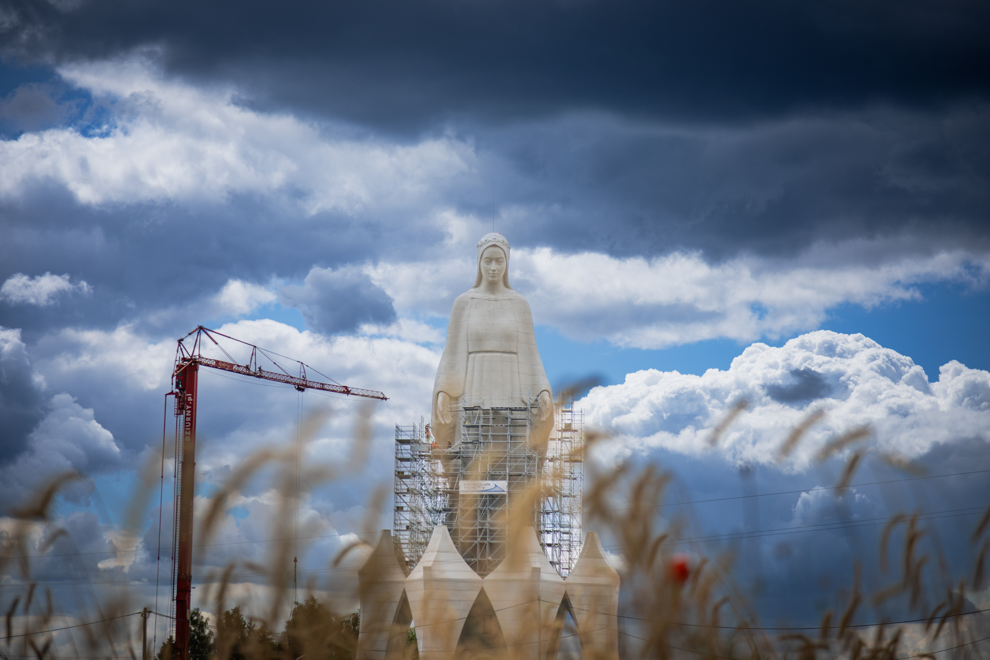 Gdy beton staje się rzeźbą. Rozwiązania NOE przy budowie monumentalnej figury Matki Bożej w Konotopiu