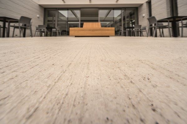 Szczotkowane wykończenie prefabrykowanych elementów betonowych 